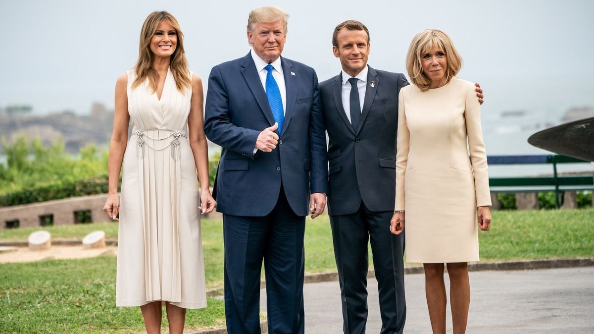Trumpová v šatech od značky Gucci, Macronová oblékla šaty značky Louis Vuitton.