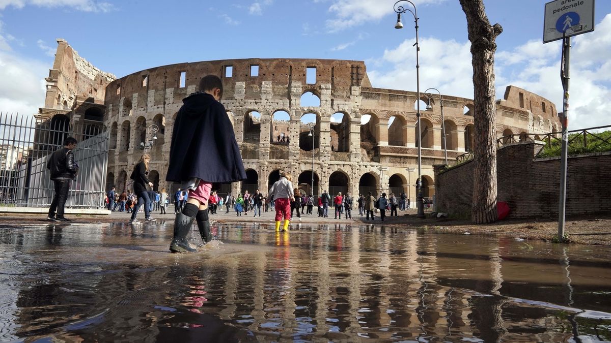 Prudké deště zaplavily v italské metropoli mnohá turisticky oblíbená místa. Na snímku Koloseum