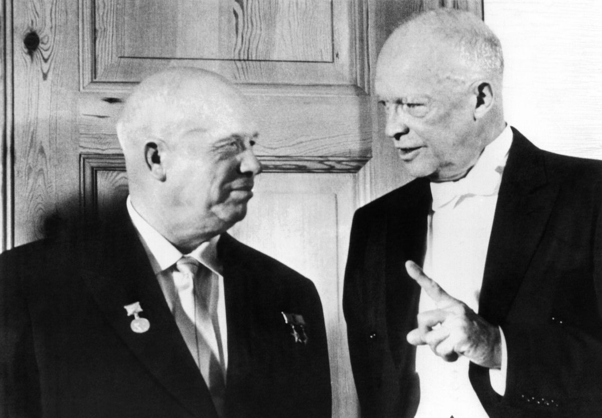 Nikita Chruščov (vlevo) s Dwightem Eisenhowerem na snímku z 15. září 1959