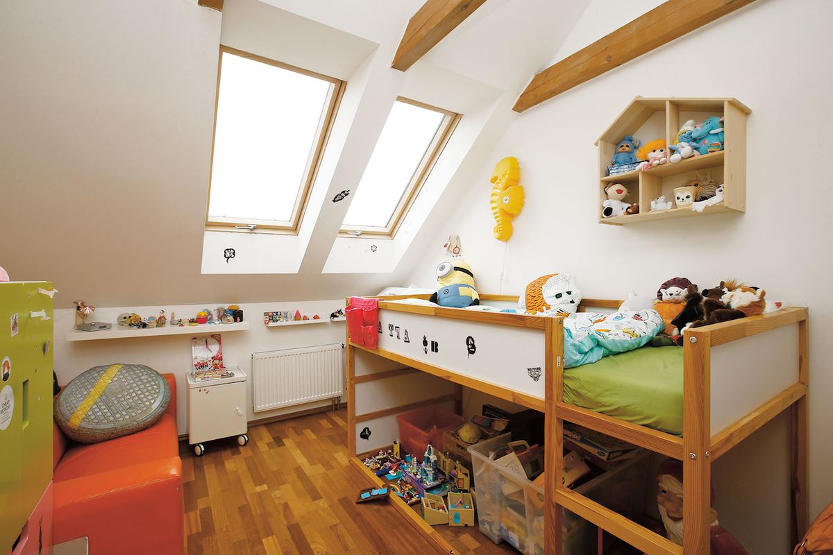 Jedinečný je i dětský pokoj s dřevěnými trámy u stropu.
