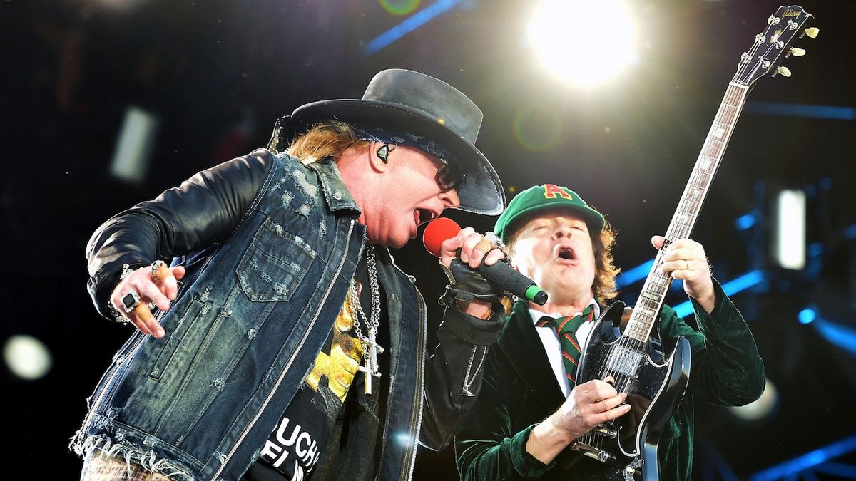 AC/DC v Praze v roce 2016, zleva Axl Rose a Angus Young