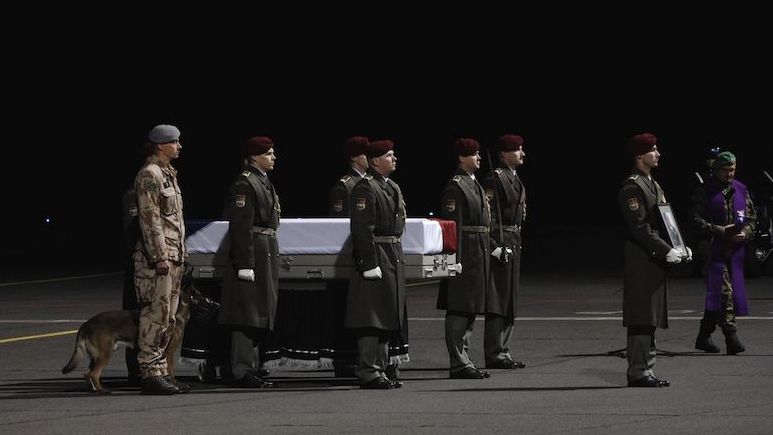 Advokát obžalovaných českých vojáků: Příběh o umučení Afghánce je vykonstruovaný