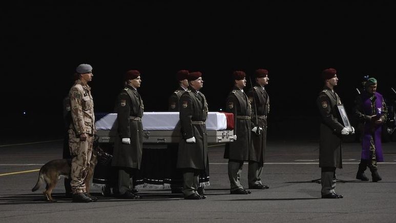 Přílet vojenského speciálu s ostatky kynologa Tomáše Procházky na vojenské letiště ve Kbelích.