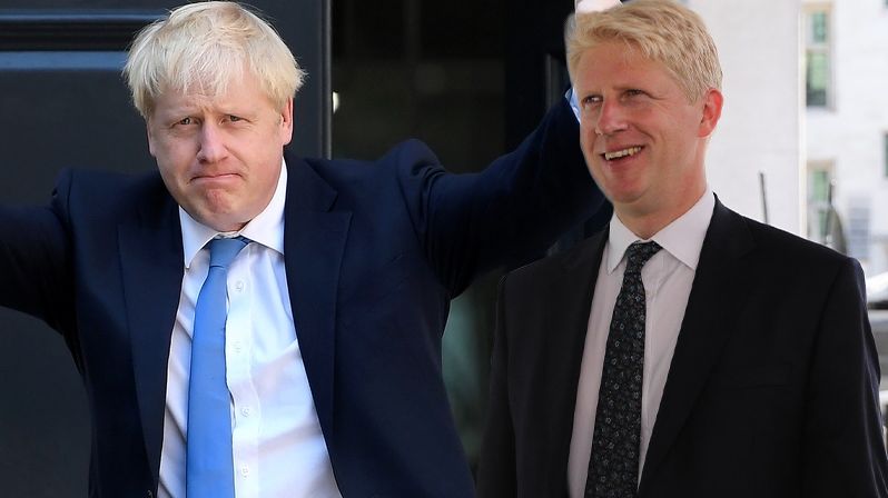 Britský ministerský předseda Boris Johnson (vlevo) a jeho mladší bratr Jo.