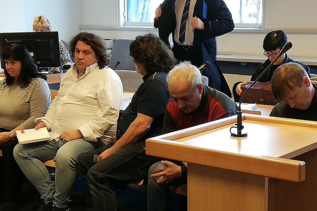 Pětice obžalovaných u Krajského soudu ve Zlíně.