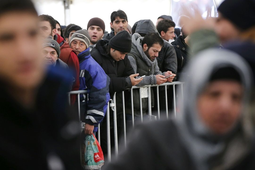 Migranti čekají na registraci na sociálním úřadě v Berlíně. 