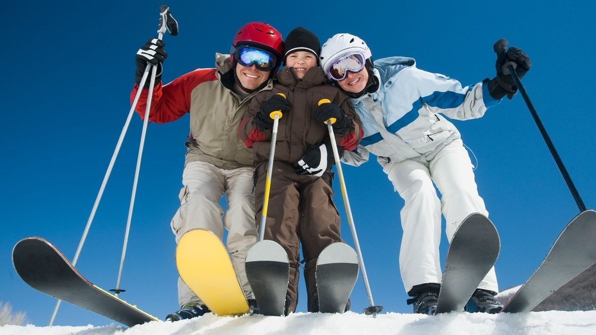 Při výběru lyží je třeba zvážit lyžařské dovednosti a styl jízdy.
