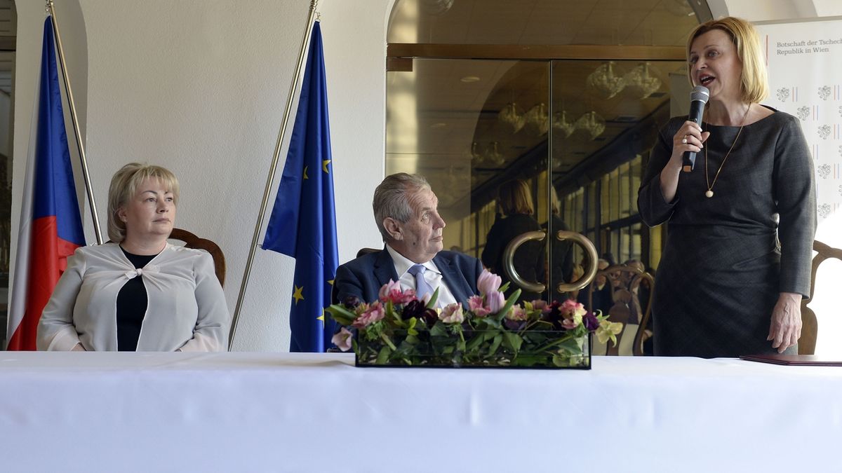 Prezident Miloš Zeman s manželkou Ivanou zahájil návštěvu Rakouska setkáním s krajany. Vpravo je velvyslankyně Ivana Červenková.