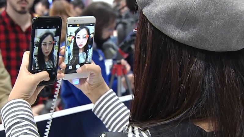 BEZ KOMENTÁŘE: Smartphone Huawei P10 je spíš fotoaparátem než mobilem