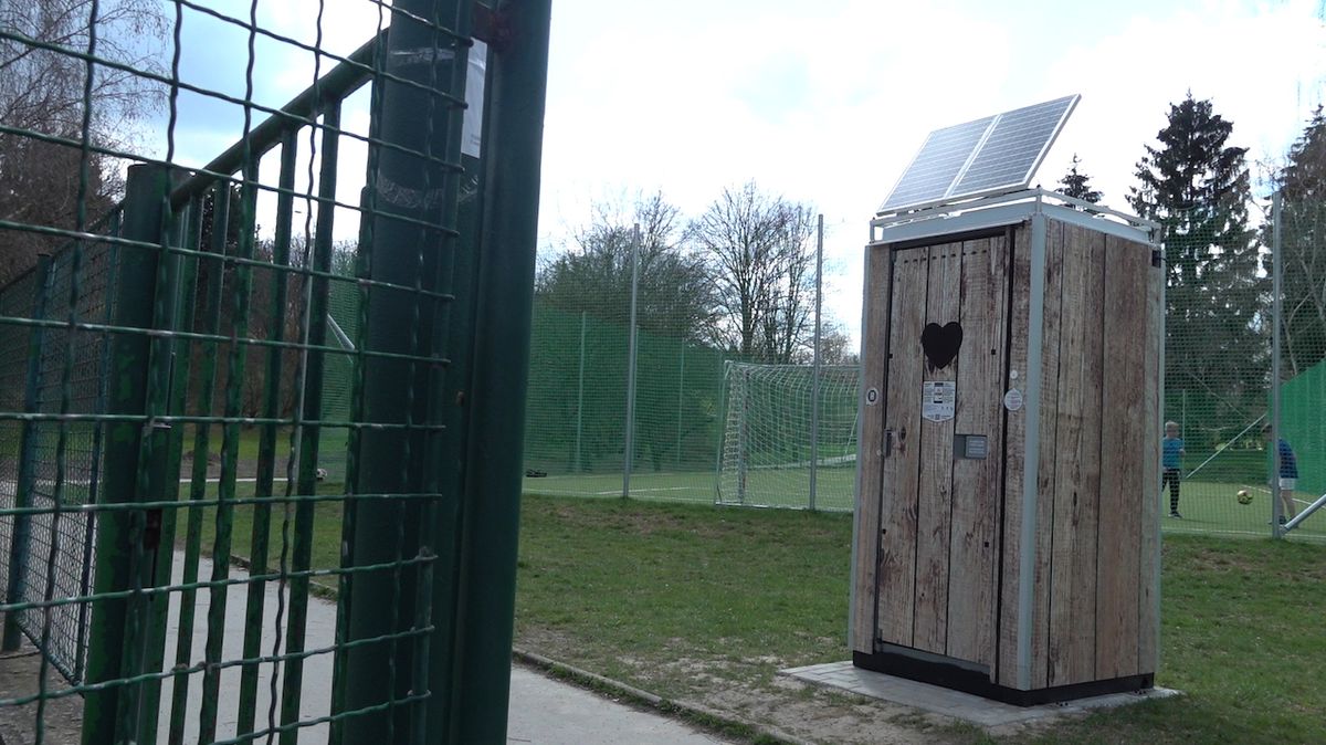Moderní veřejné toalety byly zatím umístěny do blízkosti dětských hřišť a sportovišť. 