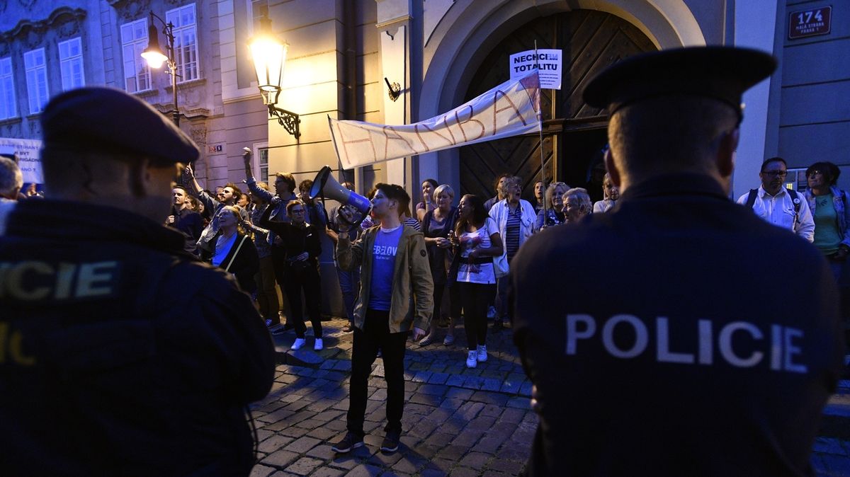 Demonstranti v Praze před Sněmovnou