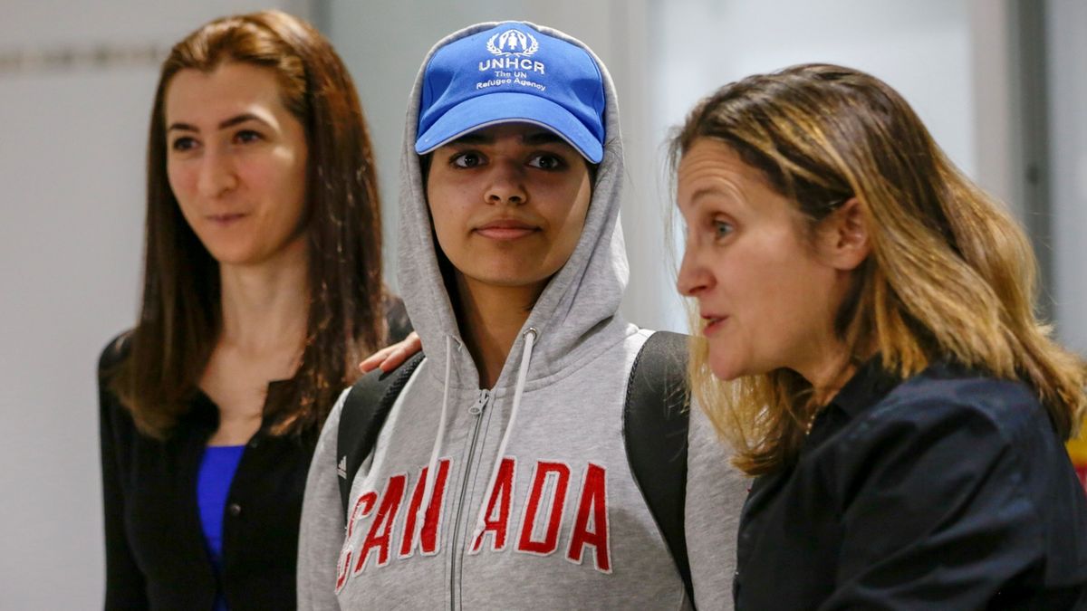 Osmnáctiletá Saúdská Arabka Rahaf Kunúnová na letišti v Torontu