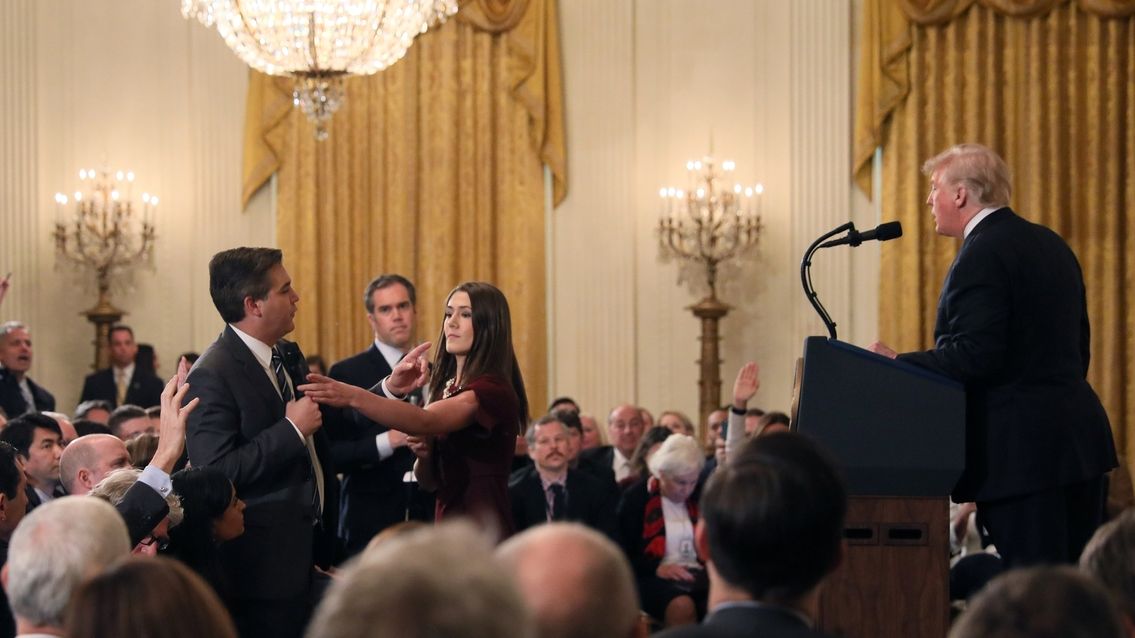 Asistentka se přetahuje s novinářem CNN Jimem Acostou o mikrofon na tiskové konference amerického prezidenta Donalda Trumpa.