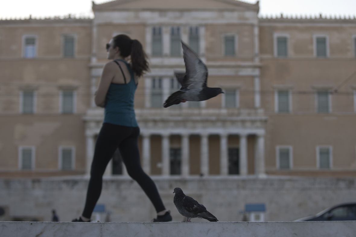 Žena před budovou řeckého parlamentu v Aténách