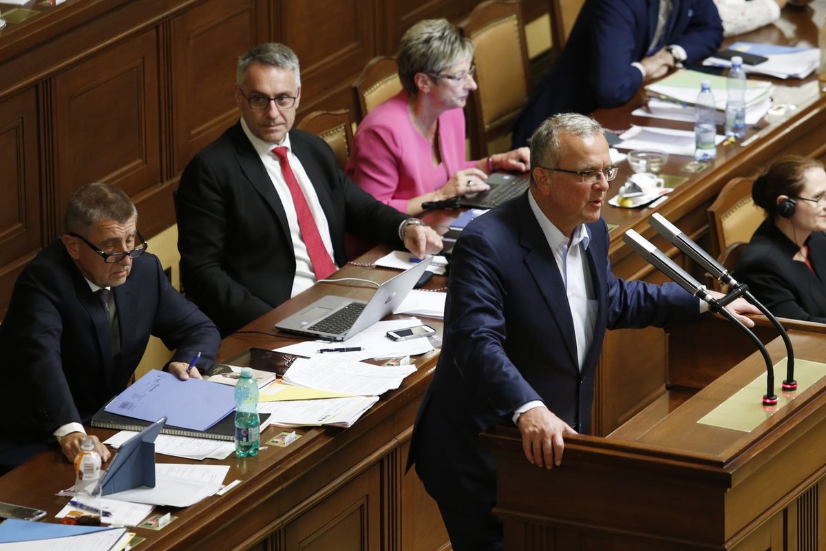 Hlasování o důvěře vládě. Na snímku premiér Andrej Babiš (ANO) a předseda poslanců TOP 09 Miroslav Kalousek.