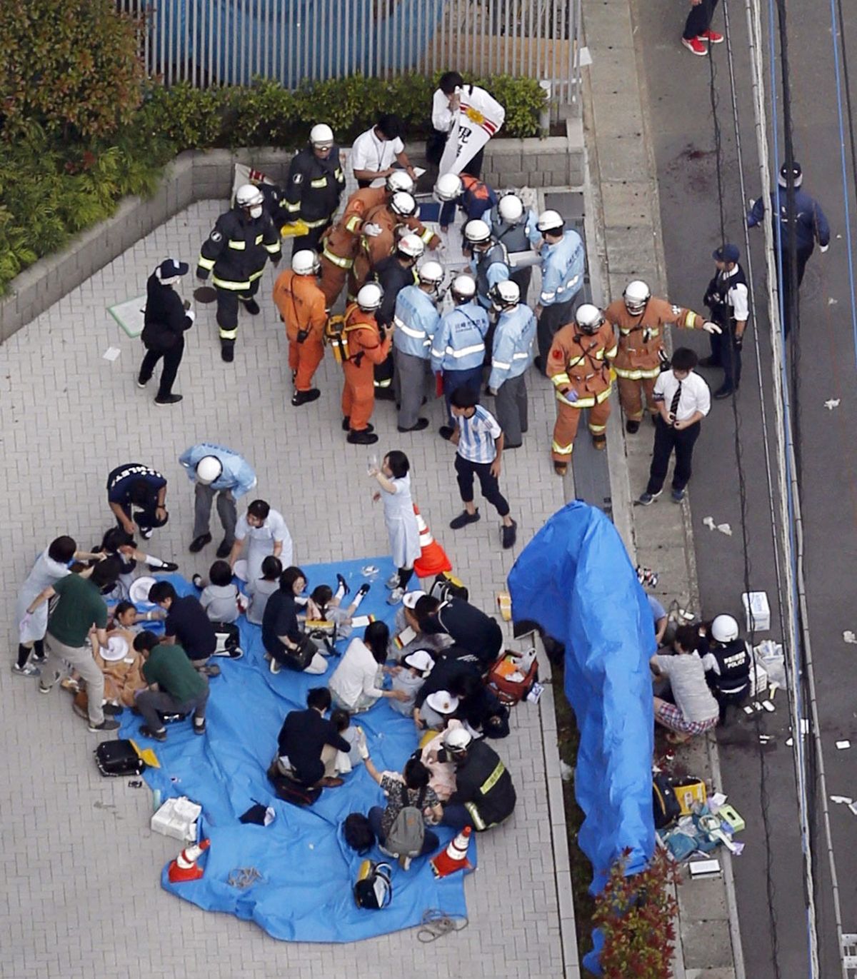 Záchranáři ošetřují zraněné na autobusovém nádraží v Kawasaki