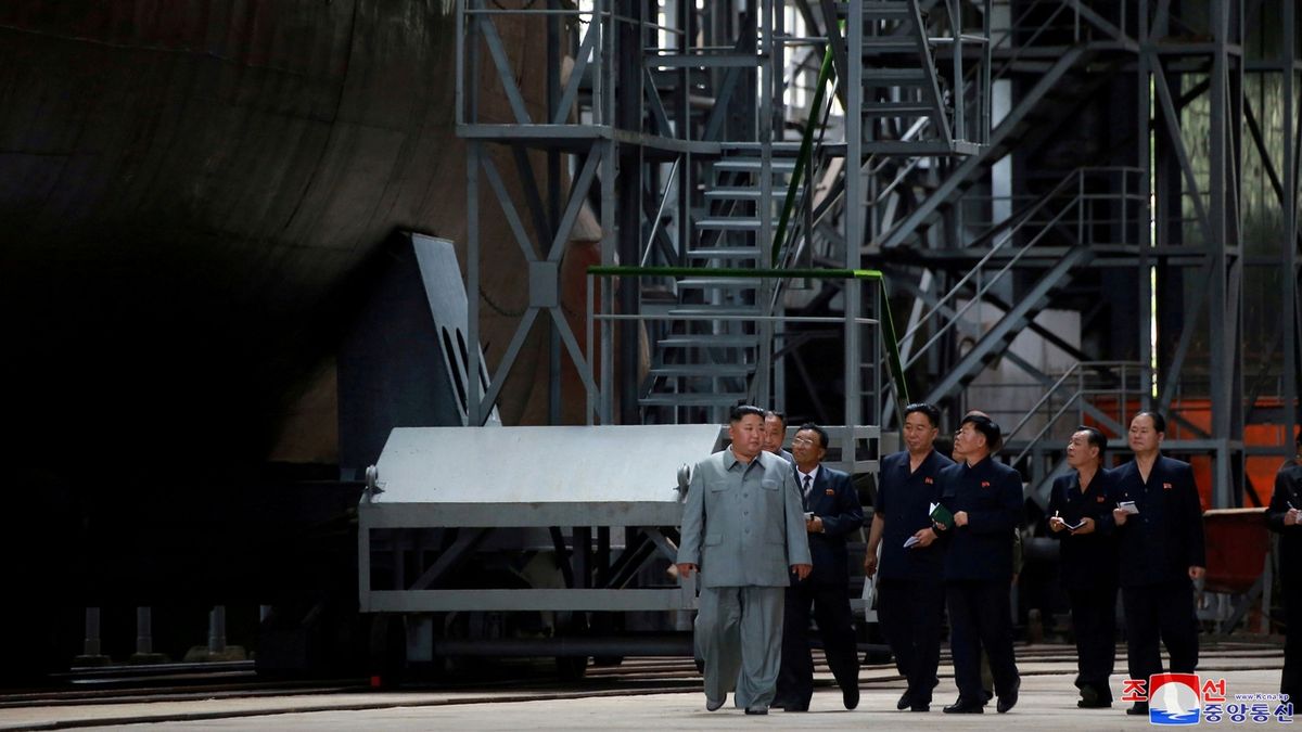 Severokorejský předseda Kim Čon-un na návštěvě továrny na výrobu ponorek 