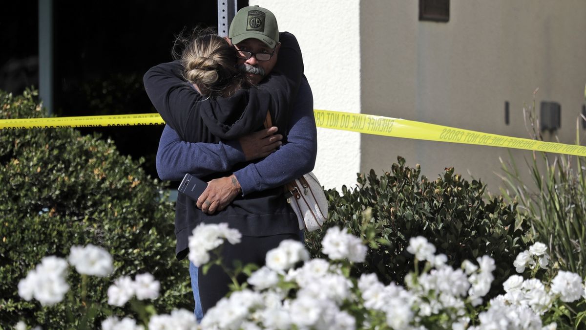 Lidé v kalifornském Thousand Oaks nedaleko místa střelby. 