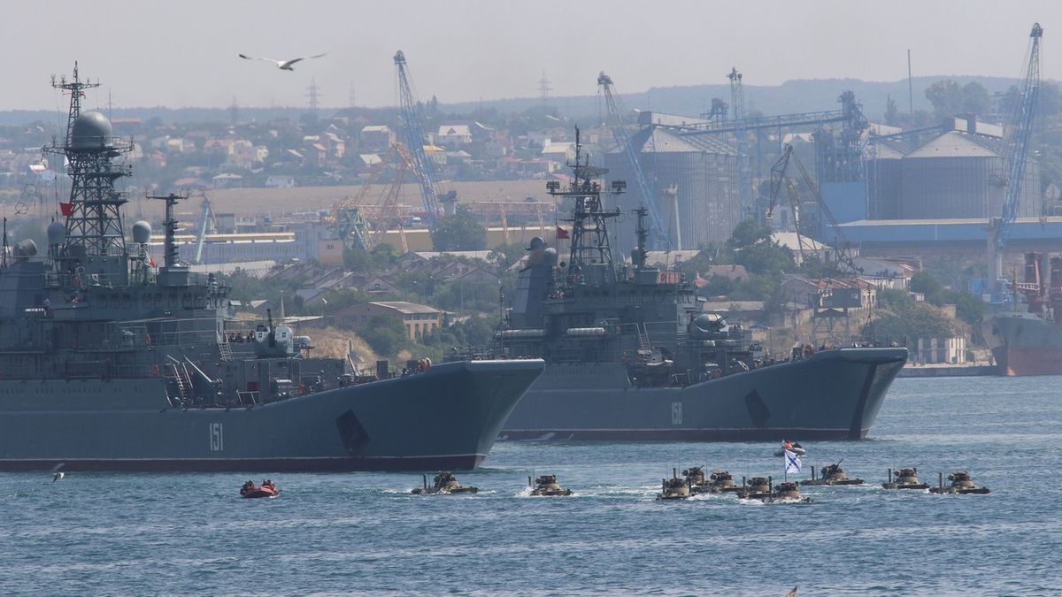 Zneškodnili jsme osm ukrajinských dronů nad Sevastopolem, tvrdí Rusové
