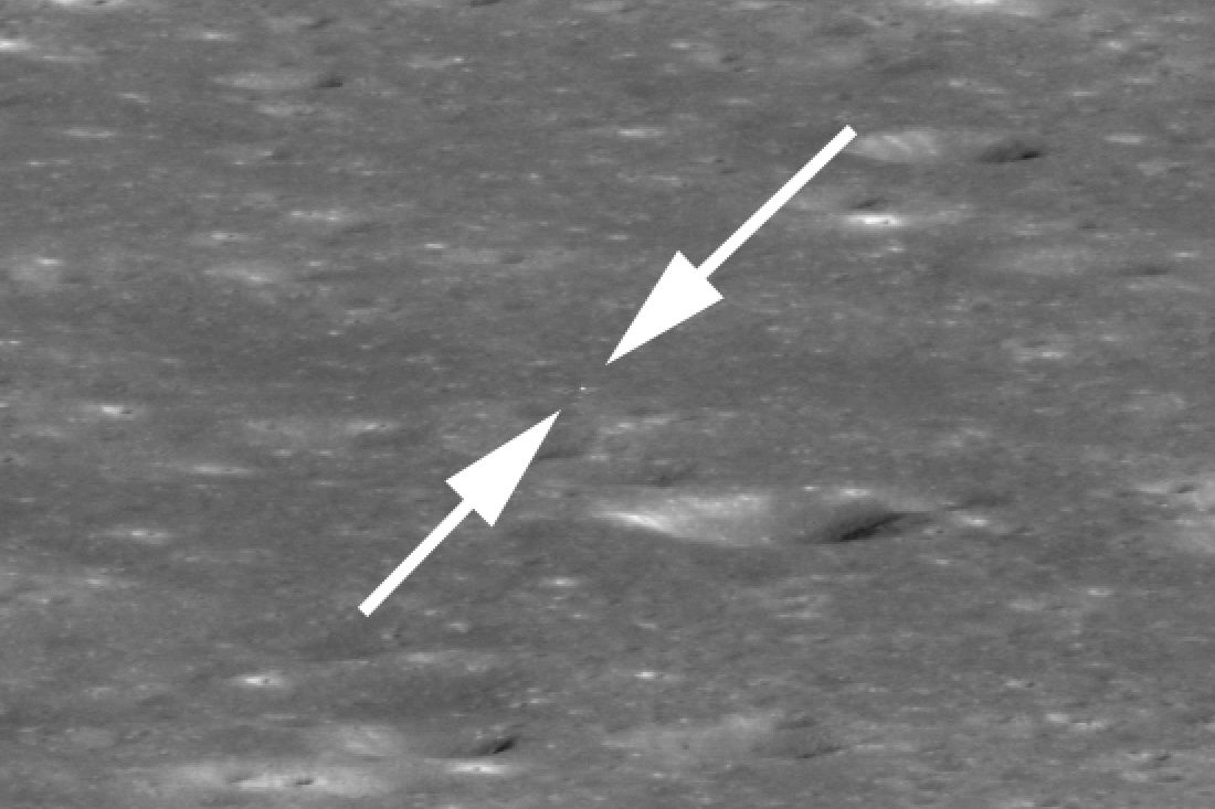 Světlý bod mezi šipkami je čínská měsíční sonda Čchang-e 4. Dobře viditelný bližší kráter je od ní zhruba 440 metrů.