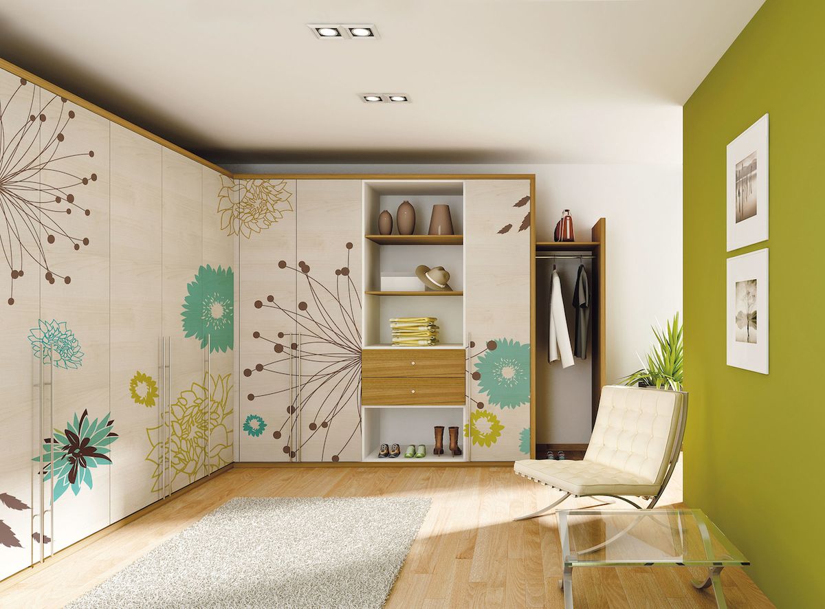 Dominantní skříň celého bytu může pokrývat více než jednu stěnu v předsíni. Ušetří tak úložné prostory uvnitř bytu.