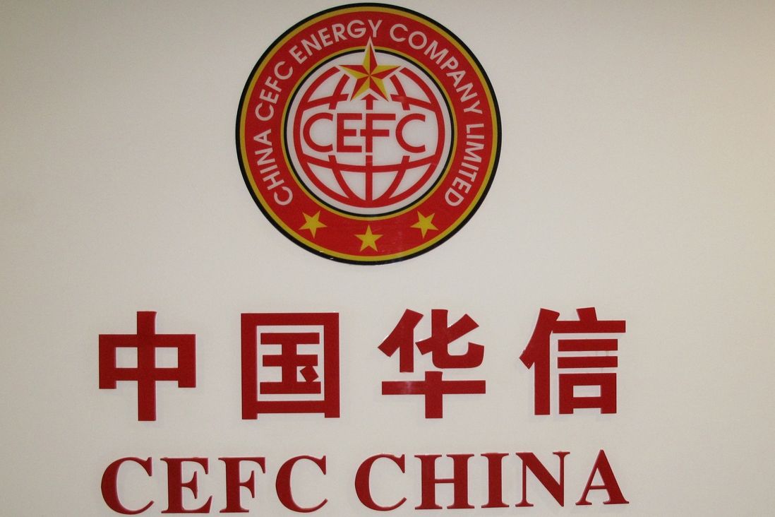 Logo CEFC China Energy v šanghajské centrále firmy.
