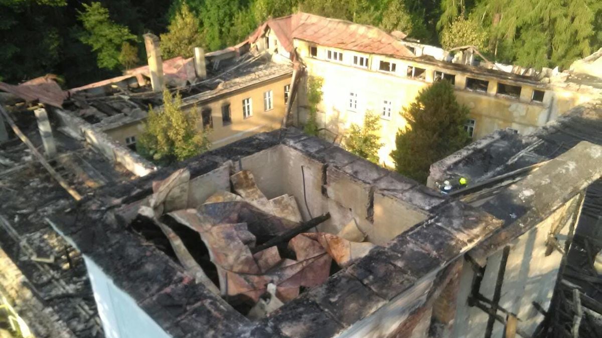 Požárem zničený zámek v Horním Maršově