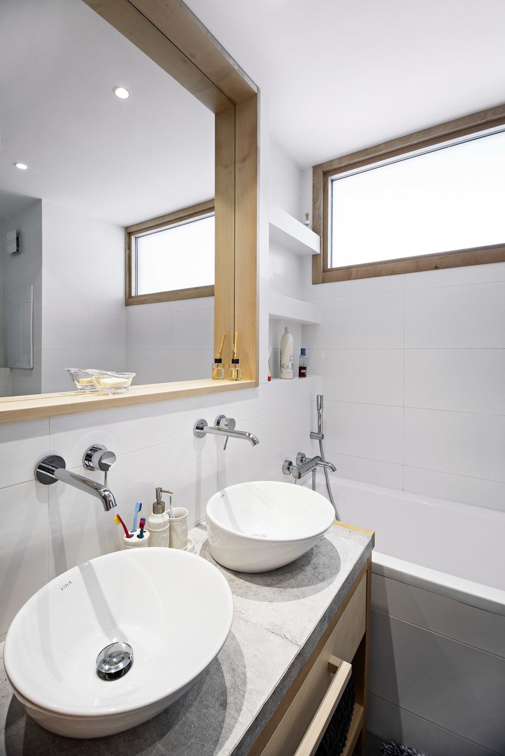 Jednoduchá nadčasová koupelna je s ohledem na čtyřčlennou domácnost vybavena dvěma umyvadly.