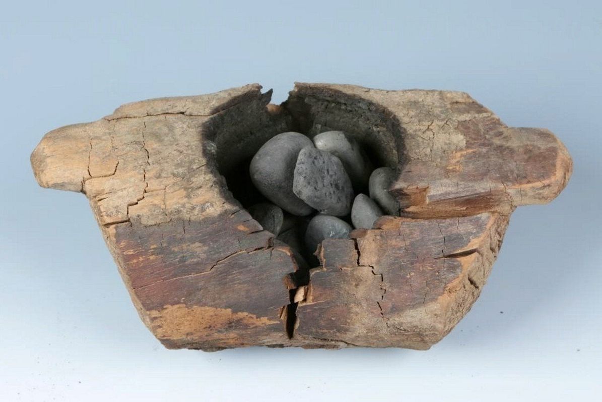 Miska s kameny nalezená na pohřebišti starém 2500 let. Na kamenech byly nalezeny stopy marihuany.