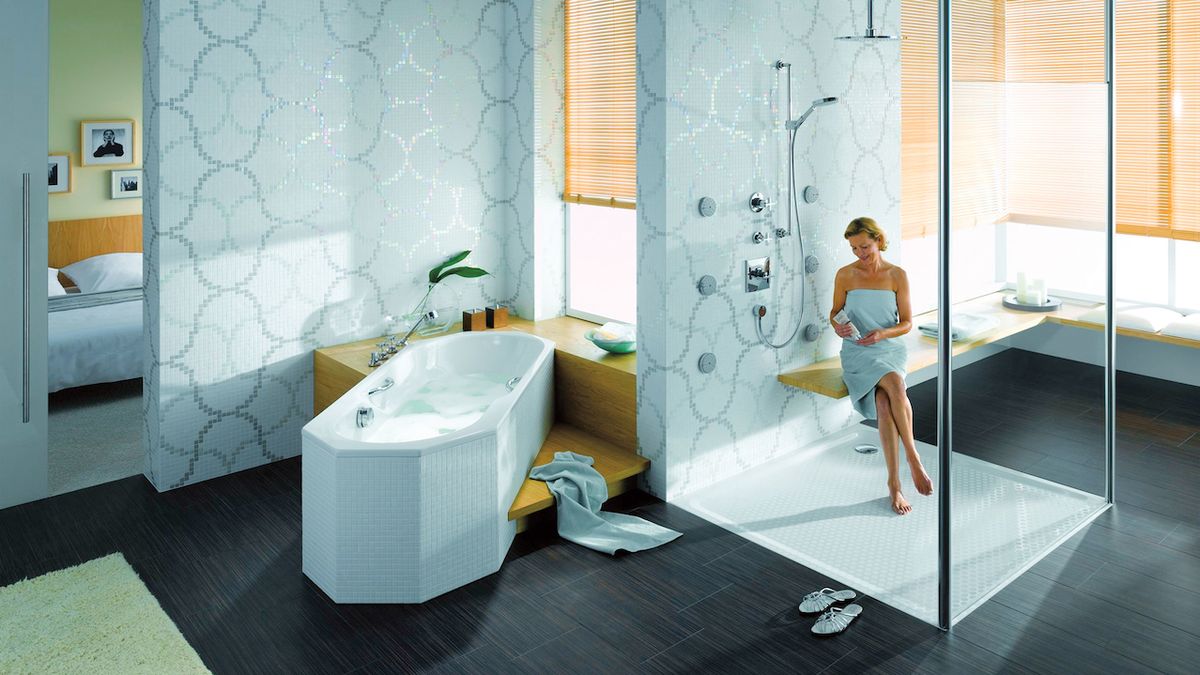 Mít v koupelně vanu i sprchový kout je výhodné, při sprchování ušetříte polovinu vody.