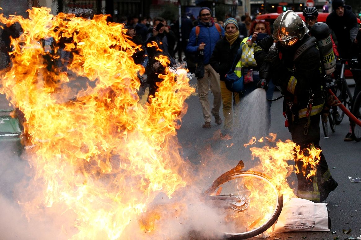 Hasič zasahuje během demonstrace tzv. žlutých vest v Paříži.