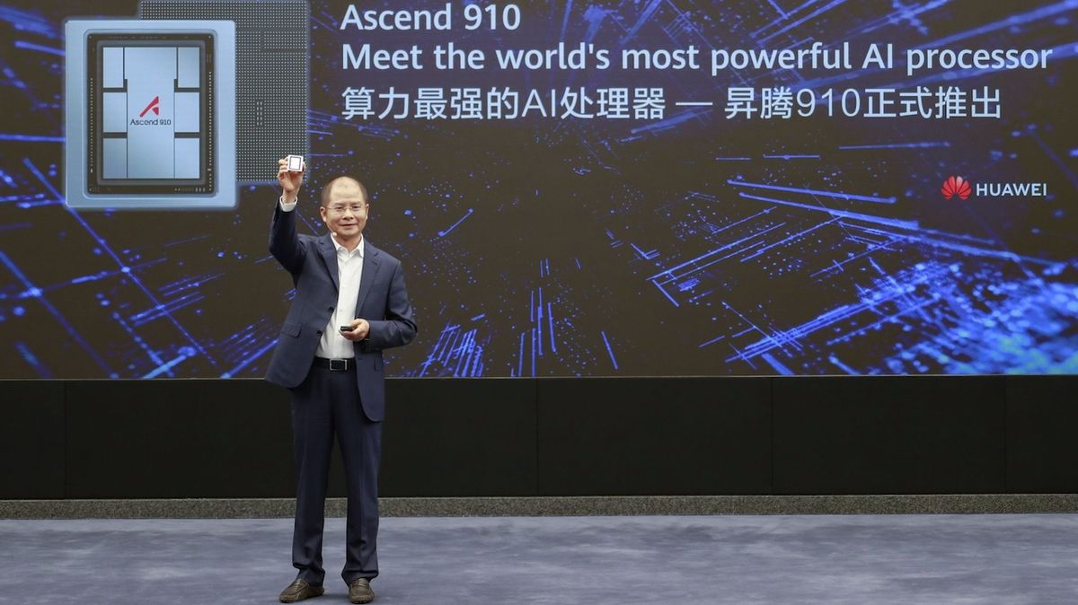 Předseda Huawei Eric Xu ukazuje nový procesor.