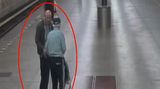 Zloděj bil a šacoval staříka v pražském metru, lidé přihlíželi