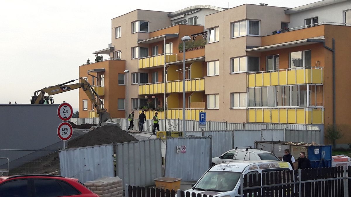 Dokončování nových bytů v pražských Kyjích.