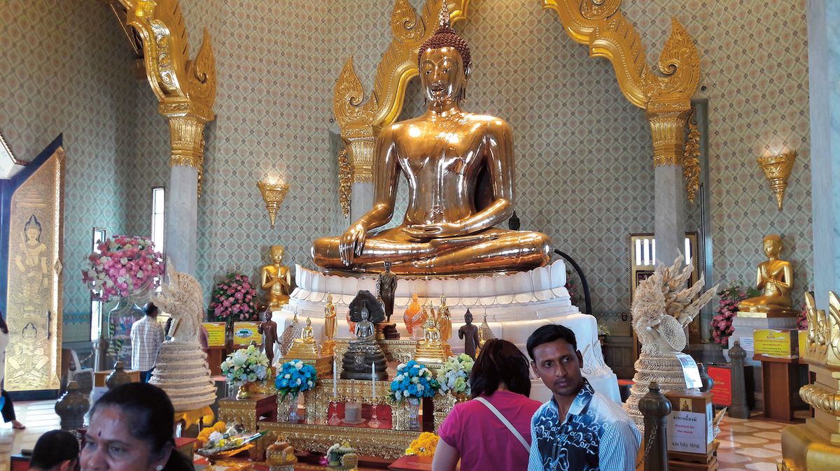 Socha zlatého Buddhy v chrámu Wat Traimit v čínské čtvrti.