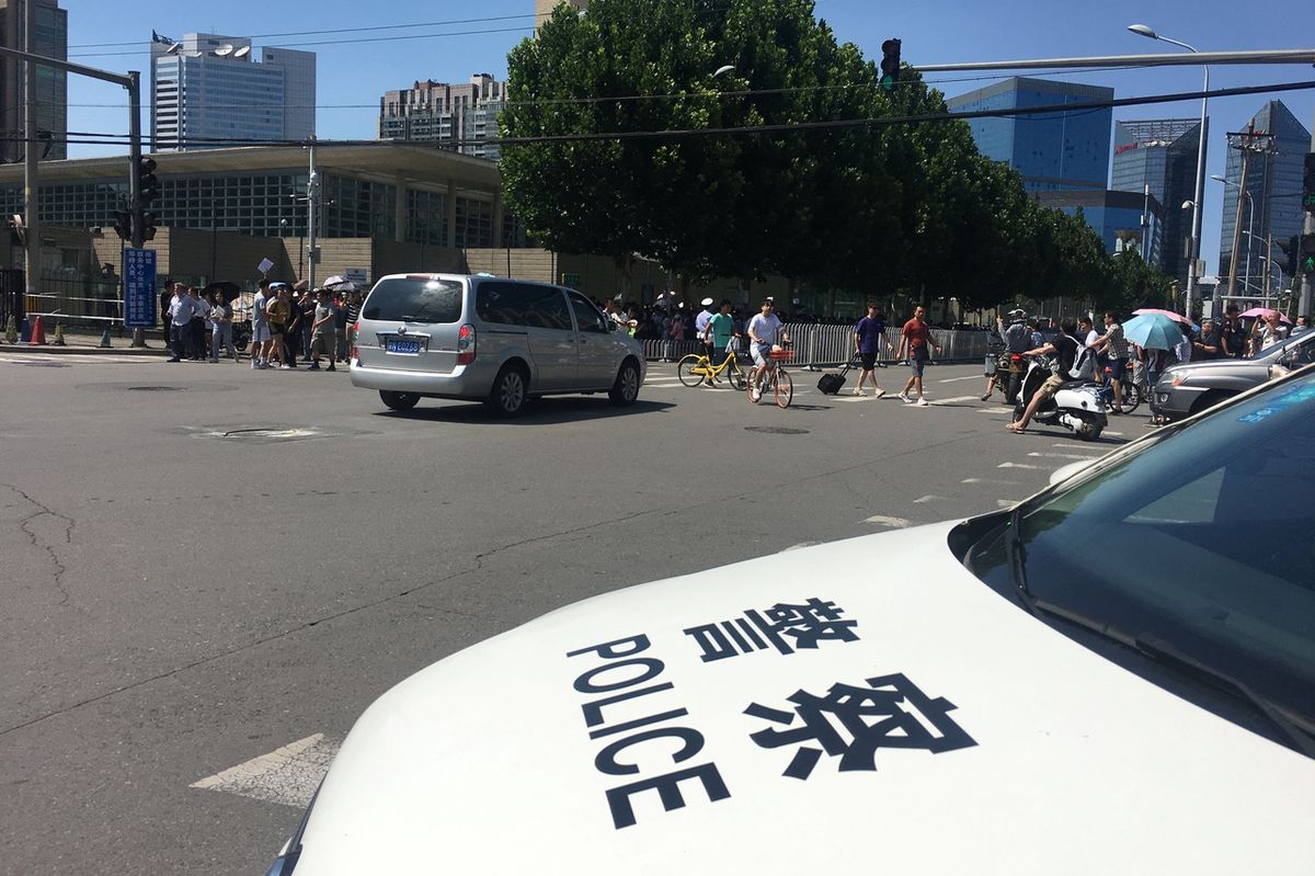 Auto čínské policie u amerického velvyslanectví v Pekingu 