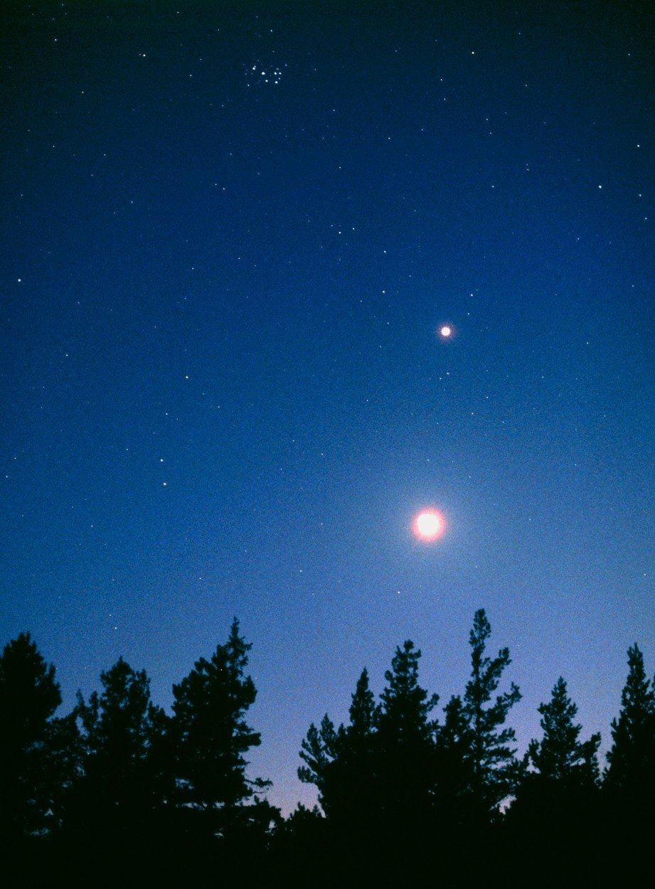 Ilustrační snímek Venuše na obloze, pod ní je Měsíc.