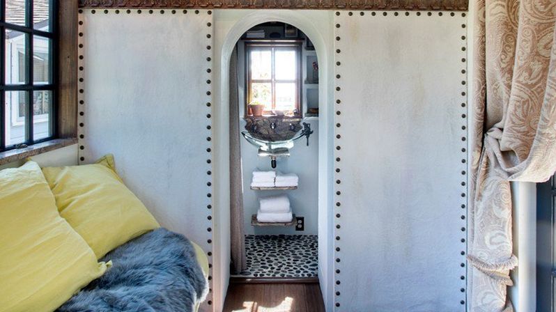 V drobném příbytku nechybí stylová koupelna prosvětlená denním světlem.