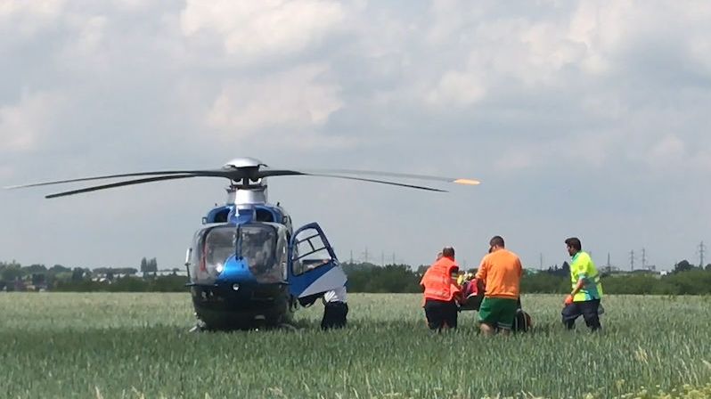 Zraněného řidiče vzal vrtulník do nemocnice. Ilustrační foto