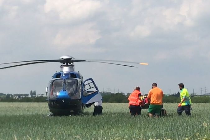 BEZ KOMENTÁŘE: Zraněného popeláře odváží vrtulník