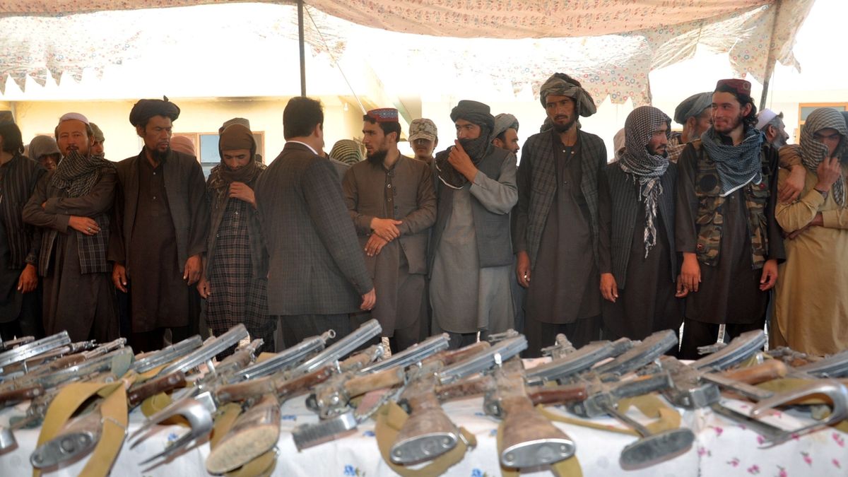 Příslušníci IS poté, co odevzadali zbraně v provincii Džúzdžán 