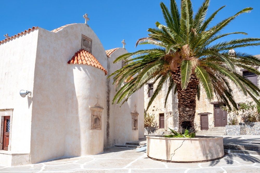 Jih Kréty je méně turistický a je posetý kláštery.