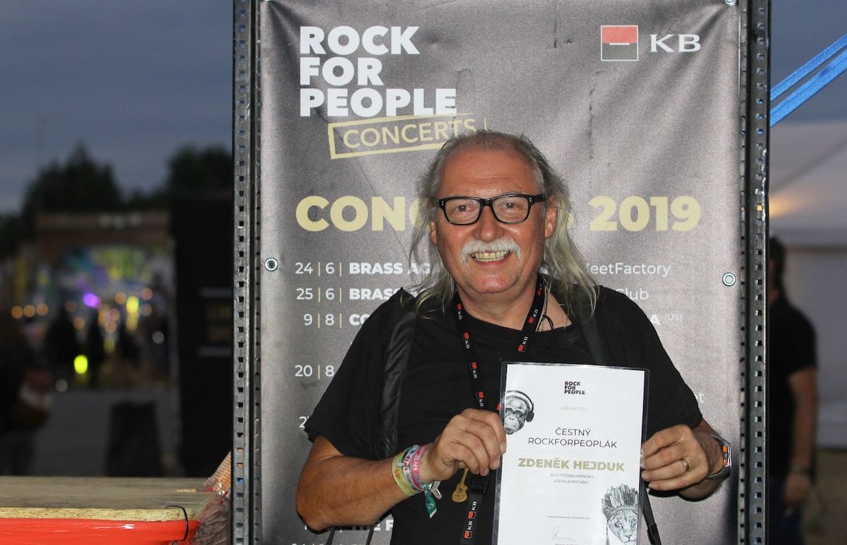 Fotograf Zdeněk Hejduk s diplomem za dvacet pět let focení festivalu Rock for People. 