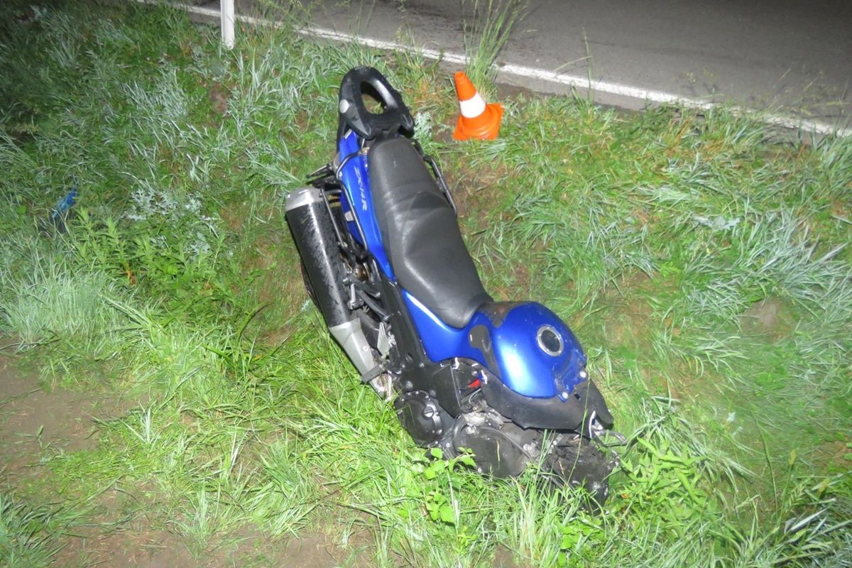 Část motocyklu po nehodě na Rychnovsku