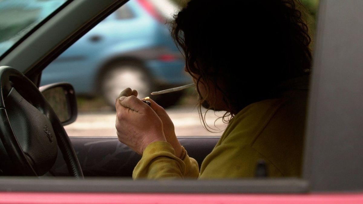 Kouřit marihuanu za volantem je v Kanadě stále nezákonné, stejně jako pít za volantem alkohol (ilustrační foto).