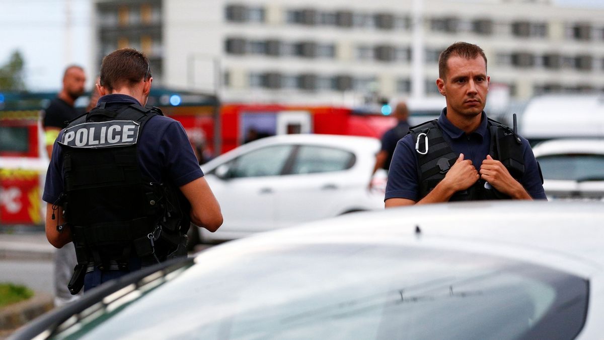 Francouzští policisté na místě sobotního útoku. 