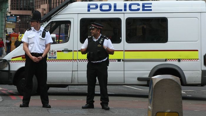 Policie v souvislosti se zatýkáním pokračuje v domovních prohlídkách v dalších londýnských částech. 