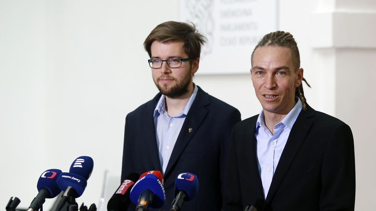 Zleva předseda poslaneckého klubu pirátů Jakub Michálek a šéf strany Ivan Bartoš.