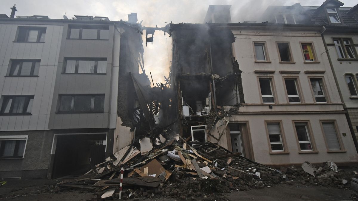 Dům se po výbuchu částečně zřítil 