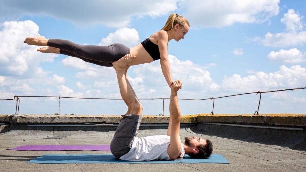 Partnerská jóga napomáhá budovat harmonické vztahy.
